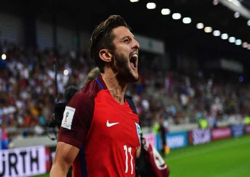 Adam Lallana vui mừng khi ghi bàn vào phút chót